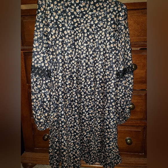 Floral Key Hole Shift Dress - Picture 4 of 4